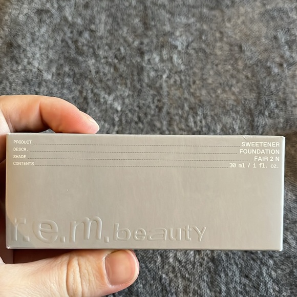 r.e.m. beauty sweetener foundation shade- Fair 2N - Picture 10 of 12